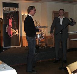 Christian Neuhaus nimmt seinen German Boogie Woogie Award Pinetop von Thomas Aufermann entgegen