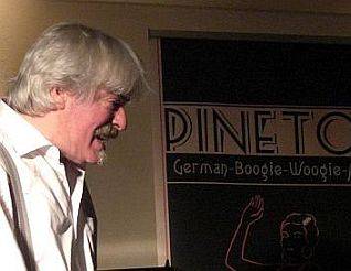 Vince Weber nimmt seinen German Boogie Award Pinetop entgegen